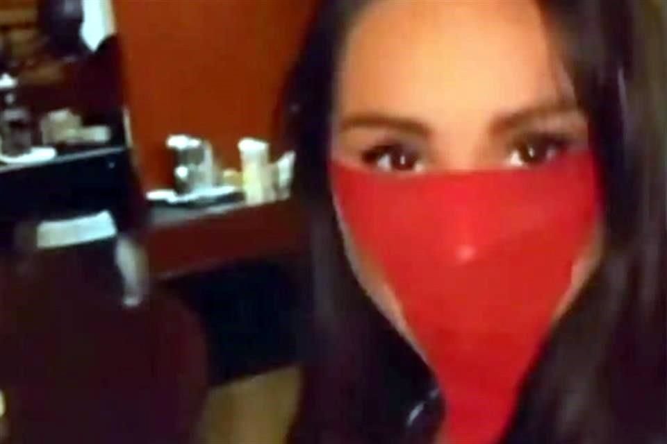 Frédérique Dumas-Joyal, una de las pasajeras del vuelo a Cancún, fue captada usando una tanga roja como si fuera mascarilla.