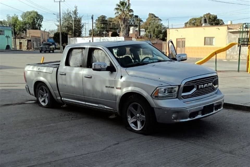 Los policías intentaron hacer una revisión a los tripulantes de esta camioneta Dodge RAM, en color gris.