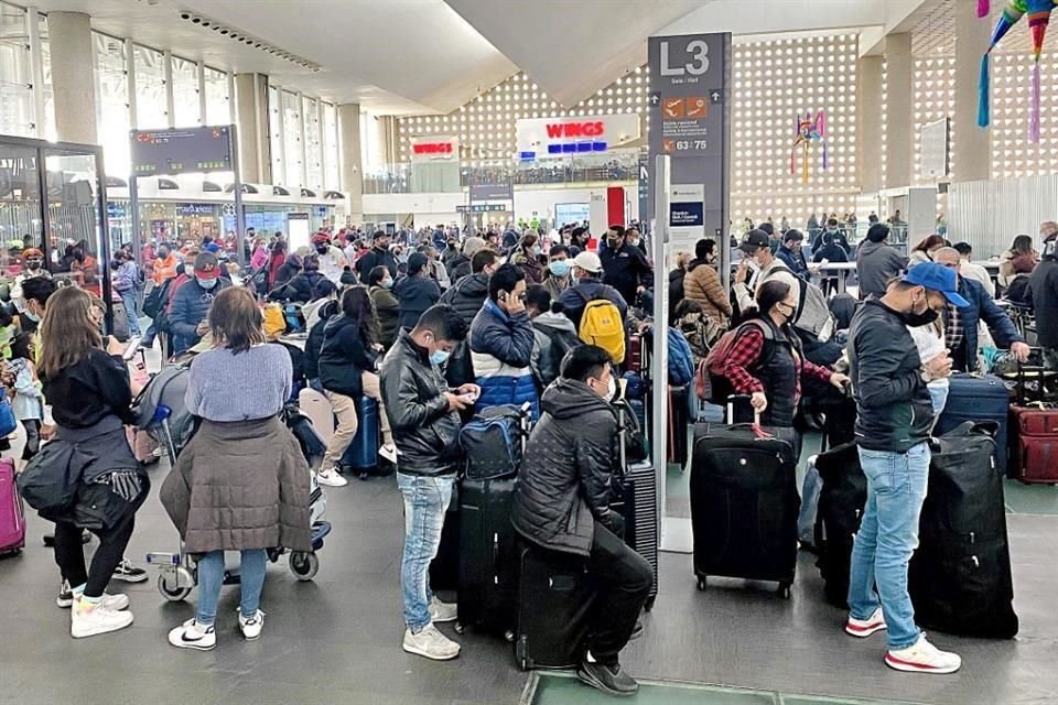 Larga espera. Usuarios del Aeropuerto Internaciona de la Ciudad de México (AICM)	se formaron ayer hasta cinco horas antes de la salida dentar su equipaje y cerciorarse de que podrían viajar.