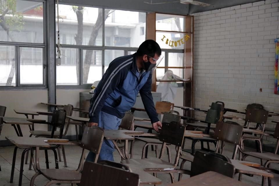 El anuncio de la Secretaría de Educación estatal para volver a las aulas puso a correr a los maestros, que regresaron a los planteles, pero para revisarlos y evaluar en qué condiciones se encuentran.