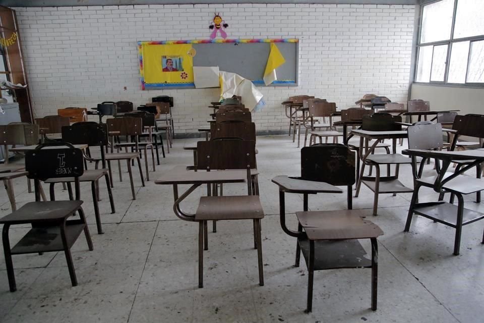 En la Secundaria No. 35 Profesora Elvira Maldonado, su directora, María Candelaria Salinas, se mostró emocionada por volver a las aulas.