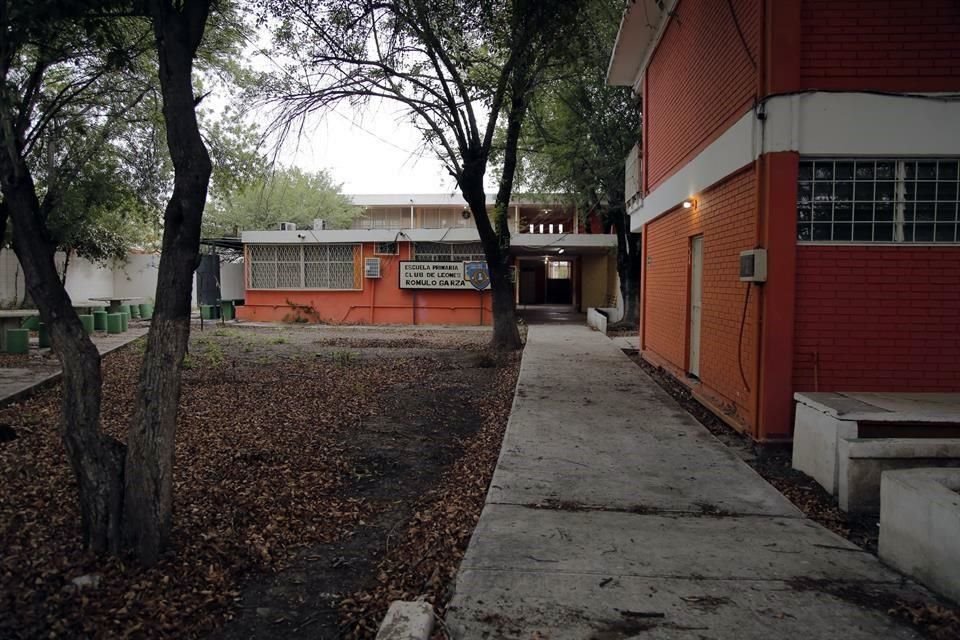 La primera etapa, de revisión de planteles, concluye mañana, mientras que la segunda fase será del 27 de abril al 4 de mayo, con la vacunación de maestros.