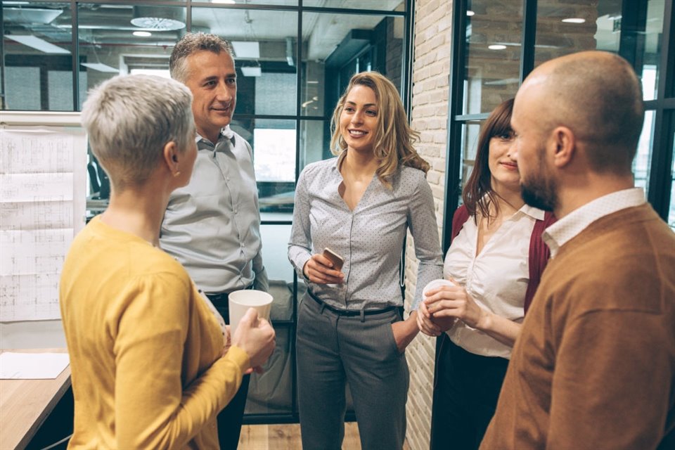 Los horarios híbridos y reglas de distanciamiento social implican que no todos los empleados están en la oficina al mismo tiempo y un sondeo reveló que se extrañan las conversaciones entre colegas.