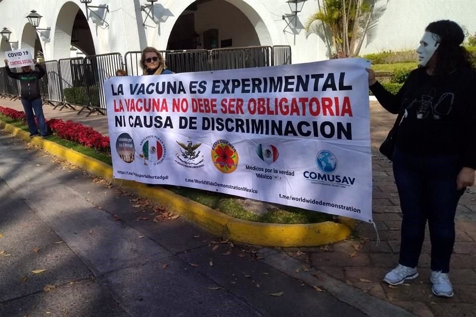 Ciudadanos se manifestaron a las afueras de Casa Jalisco inconformes con certificado de vacunación o prueba negativa de Covid para eventos.