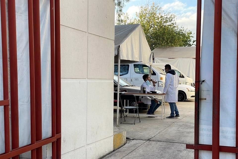 El Centro de Salud T-lll San Francisco Tlaltenco luce repleto de personas con síntomas en una fila que corría alrededor de la mitad del inmueble.