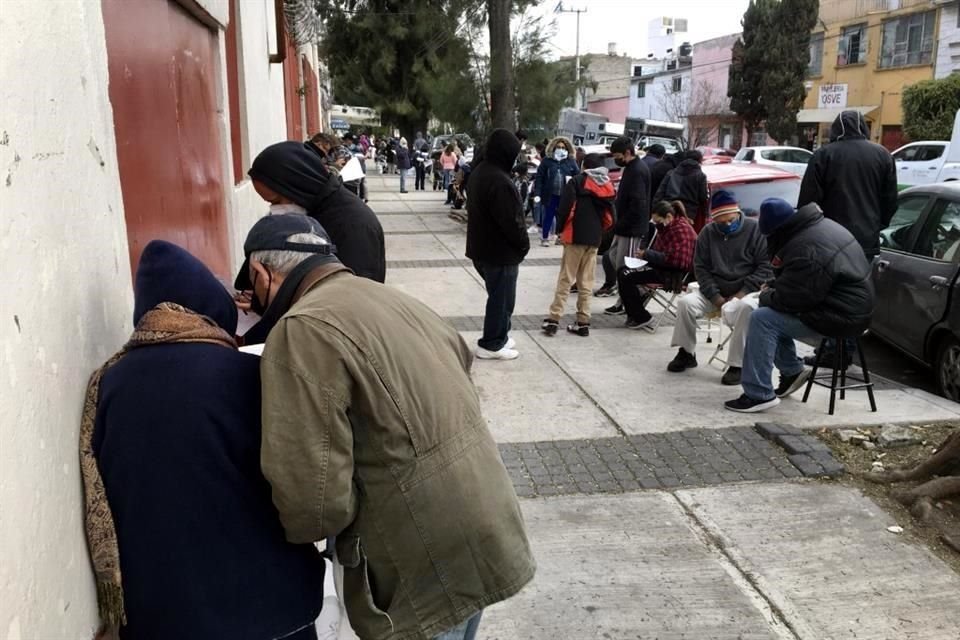 Ciudadanos formados afuera de un centro de salud en espera de una prueba Covid en la Ciudad de México, una de las tres entidades con más alta tasa de incidencia.