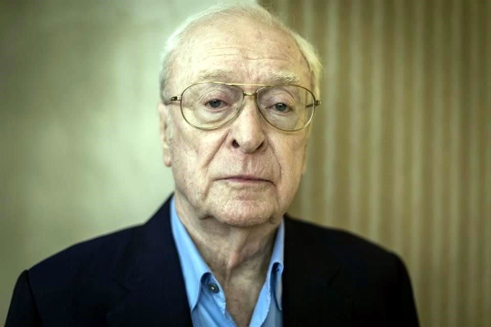 El actor Michael Caine, de 88 años, decidió subastar gran parte de su colección privada, que incluye anteojos, pósters y relojes.