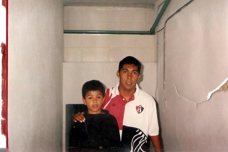 El cantante estuvo en las inferiores de los Rojinegros. Aquí aparece con Damián Álvarez.