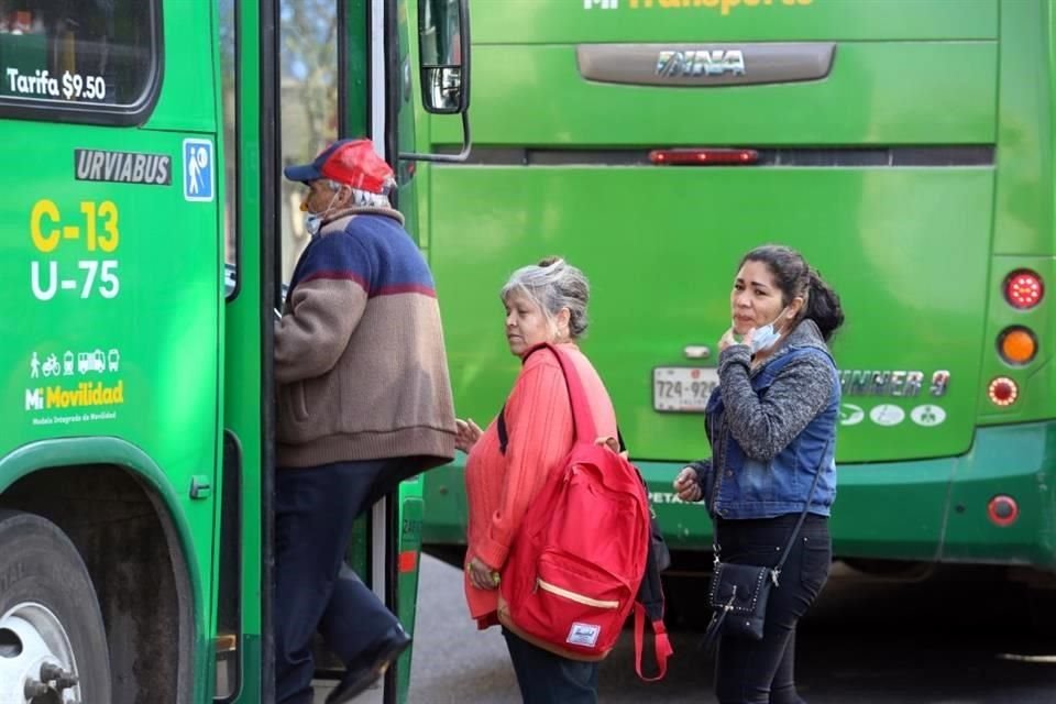 Algunos adultos mayores, el sector de más riesgo, suben al transporte sin usar cubrebocas.