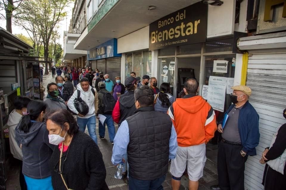 Algunos beneficiarios del Banco del Bienestar hicieron fila por horas.