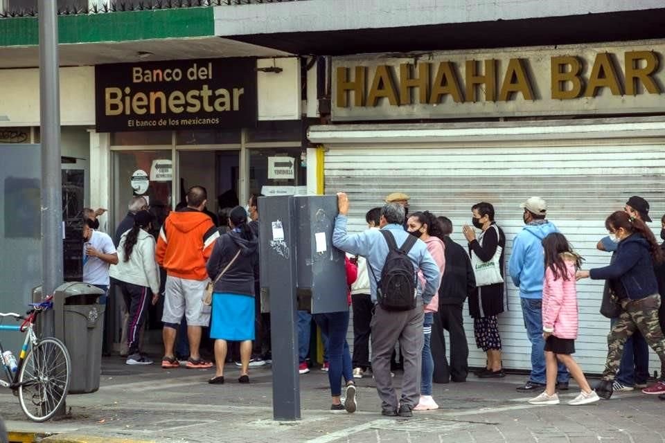 En la sucursal de Juárez hicieron dos filas, una para el cajero y otra para trámites.