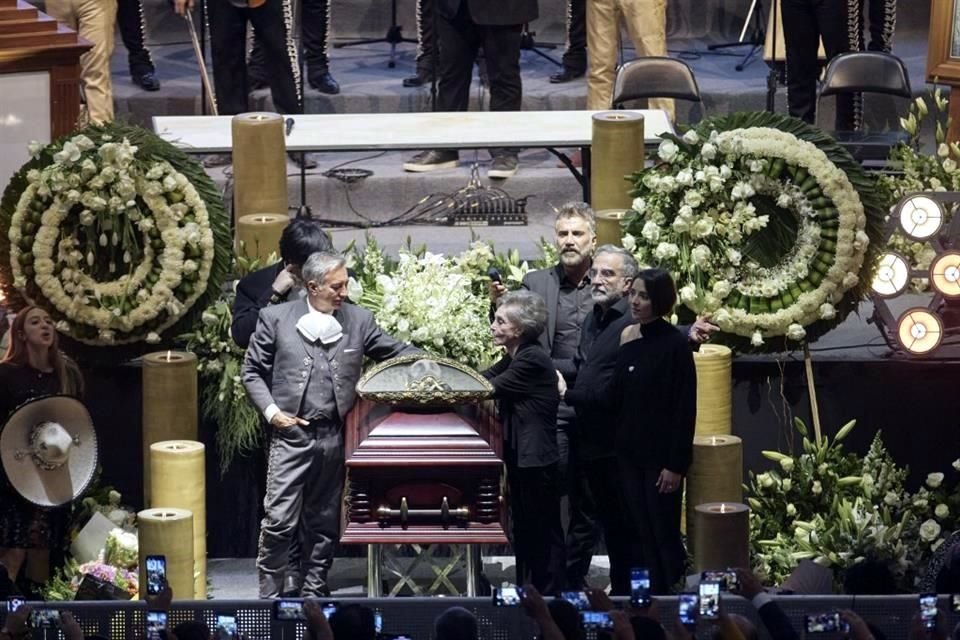 Casi 50 mil personas acudieron al funeral y misa de Vicente Fernández en la Arena VFG.