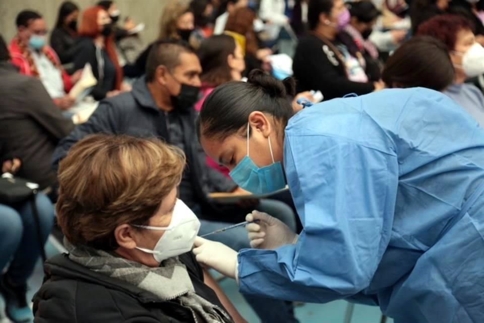 La vacunación de refuerzo para maestros se llevará a cabo en el módulo del CUCEI.