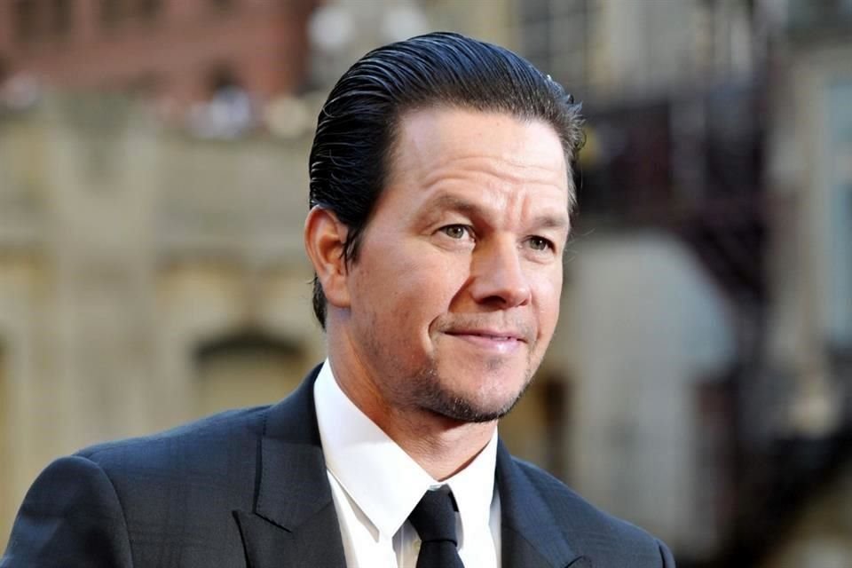 El actor Mark Wahlberg invierte en su propia línea de tequila, llamada Flecha Azul, al lado del golfista mexicano Abraham Ancer.