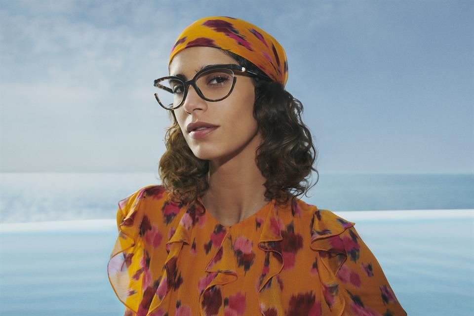 Mica Argañaraz fue la modelo elegida para portar algunas de las piezas de la próxima colección de gafas de Carolina Herrera en la campaña Fun In the Sun.