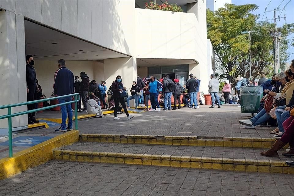 Así se encontraba ayer, a las 10:00 horas, la Unidad Médica Familiar 51, en la zona de La Normal.