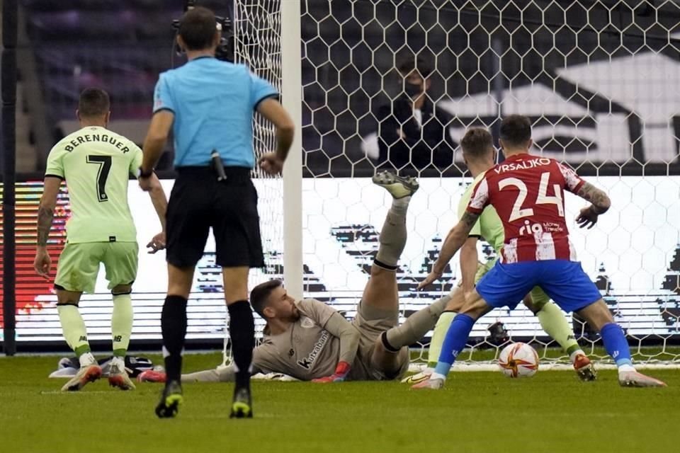 Unai Simon nada pudo hacer ante el remate de de Joao Felix.