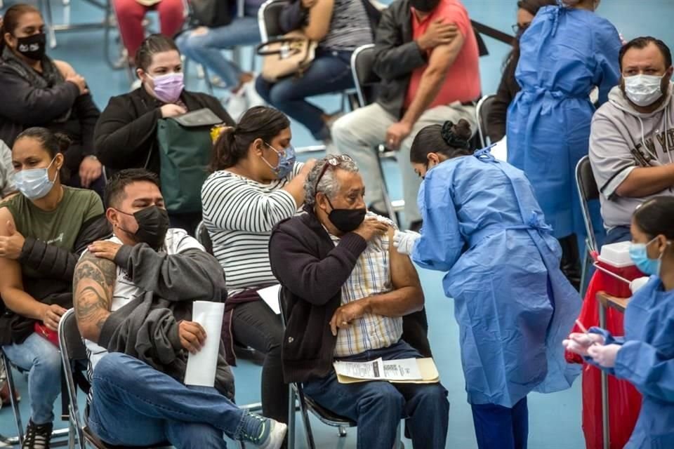 El miércoles arrancó el refuerzo de la vacunación antiCovid para maestros y personal docente.