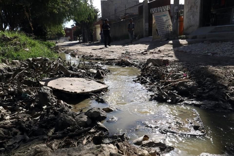 El drenaje corre a cielo abierto en la calle Platino, entre Pirita y Magnetita en la colonia Arenales Tapatíos.
