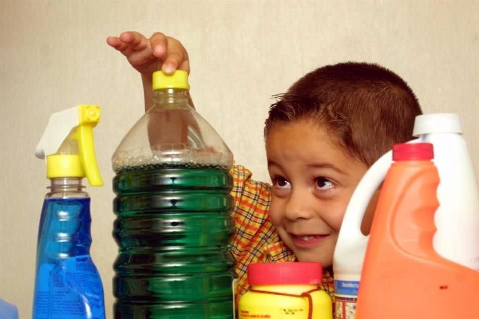 En el hogar no sólo pueden ocurrir caídas, ahogamientos o quemaduras, sino también intoxicaciones causadas por el consumo accidental de productos químicos o plantas.