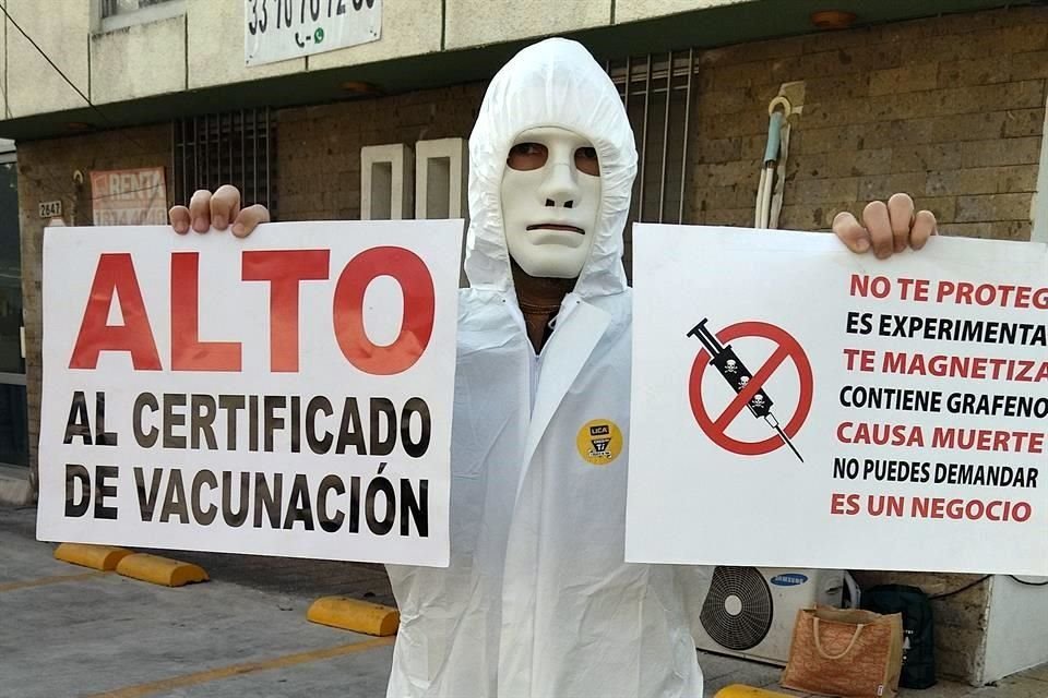 Otras personas en la Ciudad también se han manifestado en contra de la vacuna contra el Covid-19.