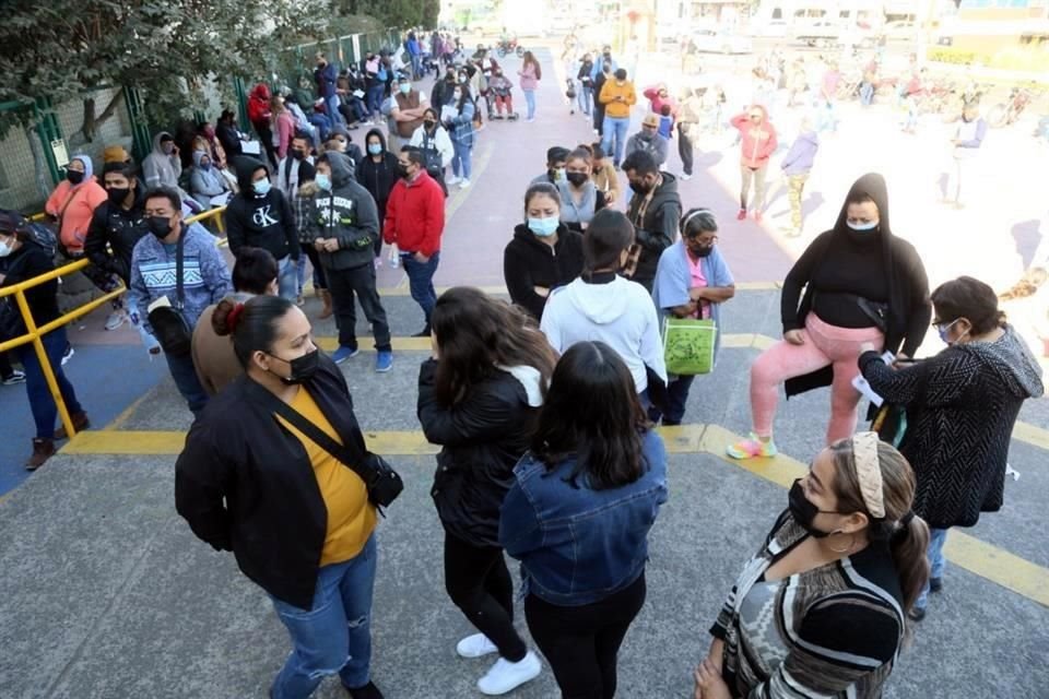 La fila de derechohabientes que buscaba una prueba para detectar el Covid-19 le daba la vuelta a la Unidad Médica Familiar 93, en Tonalá.