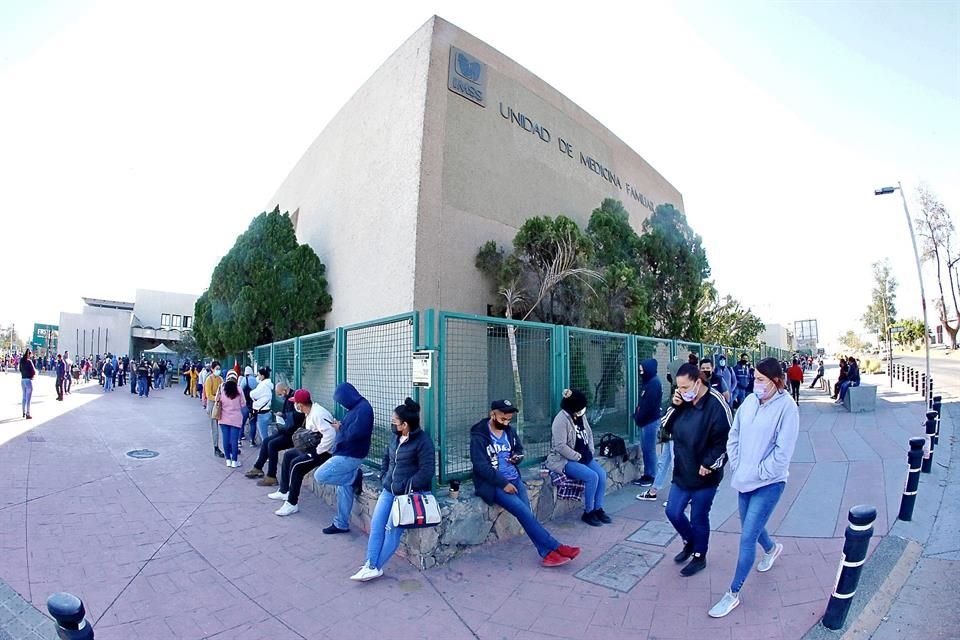 Especialistas urgieron a autoridades de México definir estrategia para aplicar pruebas Covid ante la escasez por variante Ómicron.
