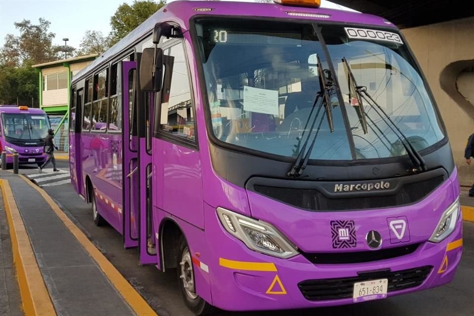 La Secretaría de Movilidad detalló que fueron chatarrizados 73 microbuses como parte de la modernización.