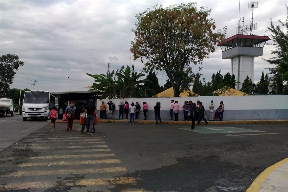 El personal encargado de vigilar y dar atención a los internos del penal de Puente Grande, así como agentes de procuración de justicia enfrentan una 'oleada' de Covid-19.