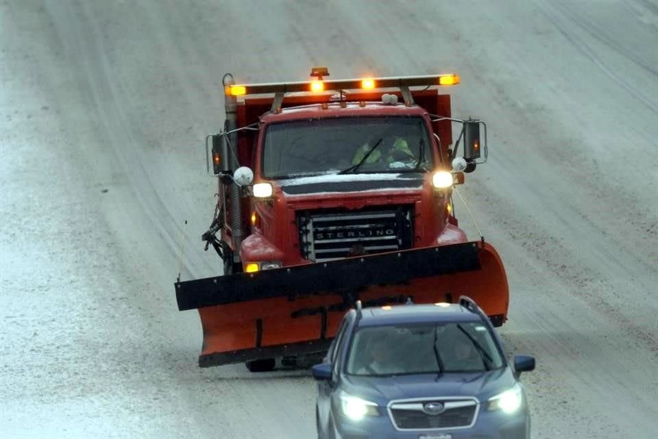 Vehículos circulan por la congelada Interestatal 85/40, en Carolina del Norte.