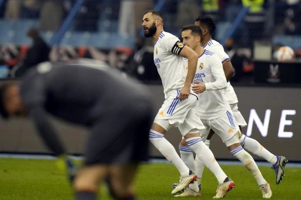 Karim Benzema cobró de buena forma el tiro penal y puso el 2-0.
