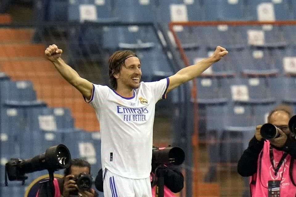 Luka Modric prendió el balón con derecha y lo mandó pegado al primer poste.