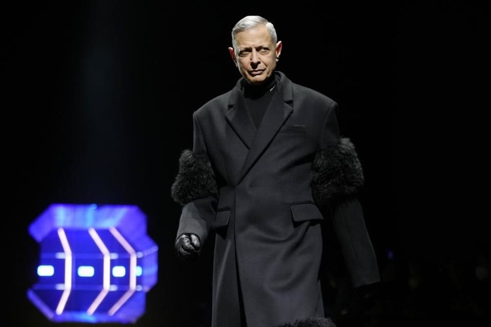 Para el atuendo de Jeff Goldblum, la firma apostó por prendas en color negro con detalles en peluche.