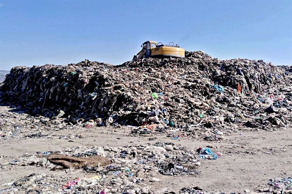 Vecinos de Matatlán dicen que se sigue arrojando basura e incluso quemándola, lo que les genera contaminación.