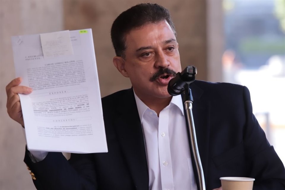 Con cotización en mano, el regidor de Morena, Carlos Lomeli, exhibió el sobreprecio con el cual se arrendaron patrullas para el Municipio.