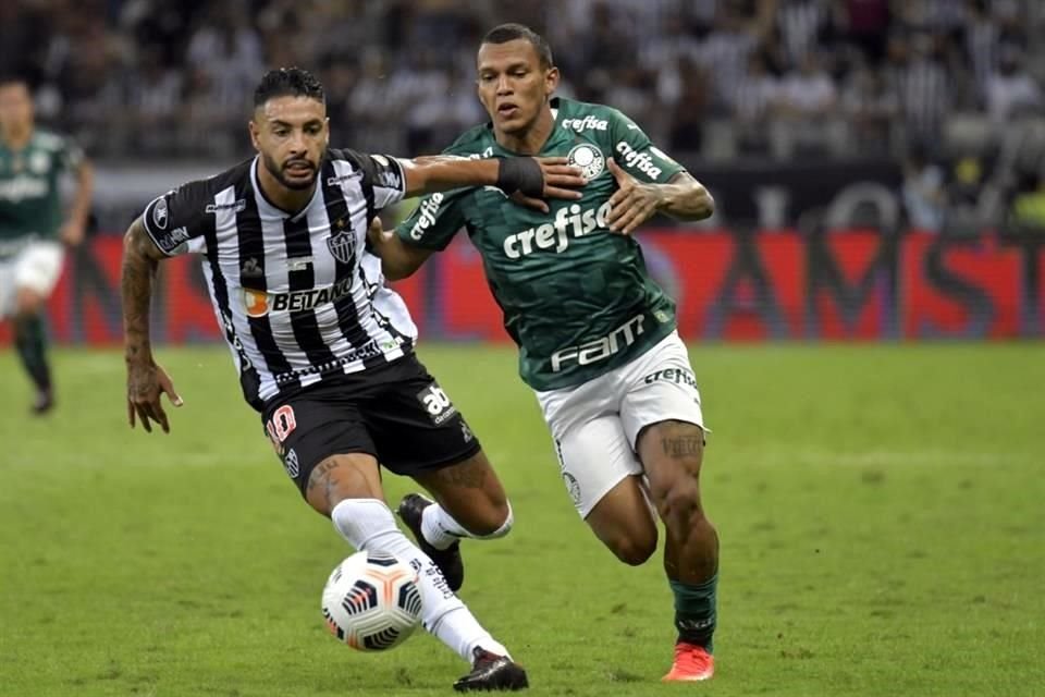 Nathan SIlva (izq.) es un defensa campeón del Brasileirao con el Atlético Mineiro.
