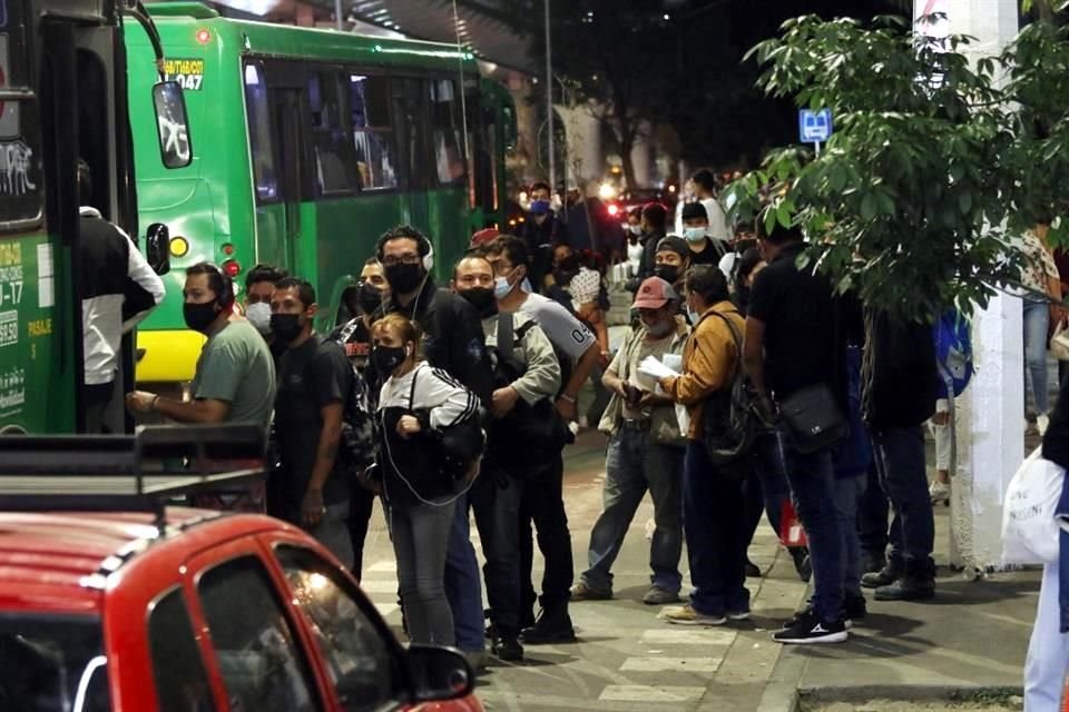 Pese al uso del cubrebocas, es común la saturación de pasajeros en las rutas del transporte público.