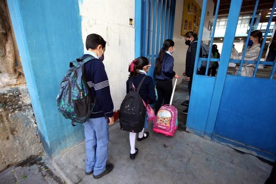 En la Escuela Urbana 19 Niños Héroes, del Centro tapatío, hubo menor flujo de alumnos en modalidad presencial tras las vacaciones decembrinas.