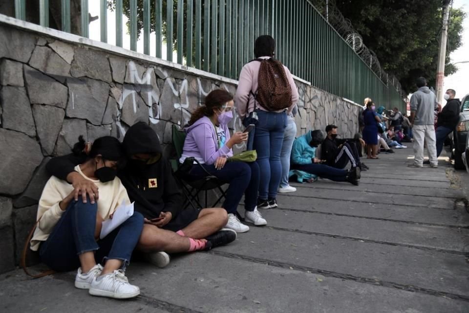 Hoy, las filas alrededor de la Clínica 2 del IMSS comenzaron desde las 3:00 horas.