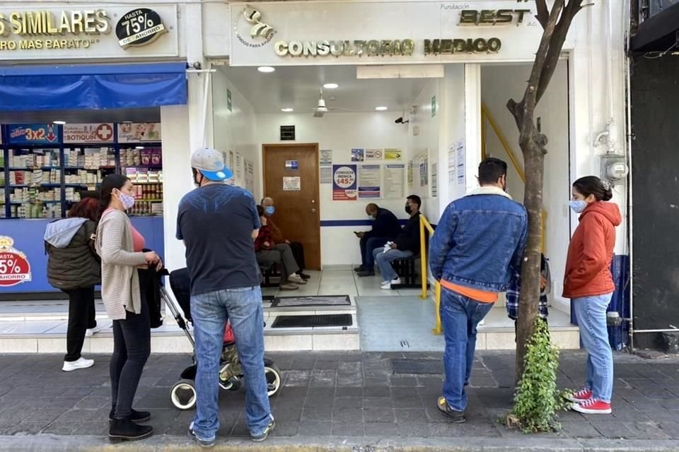 En las farmacias con consultorio anexo, es común ver filas de personas esperando por pruebas Covid.