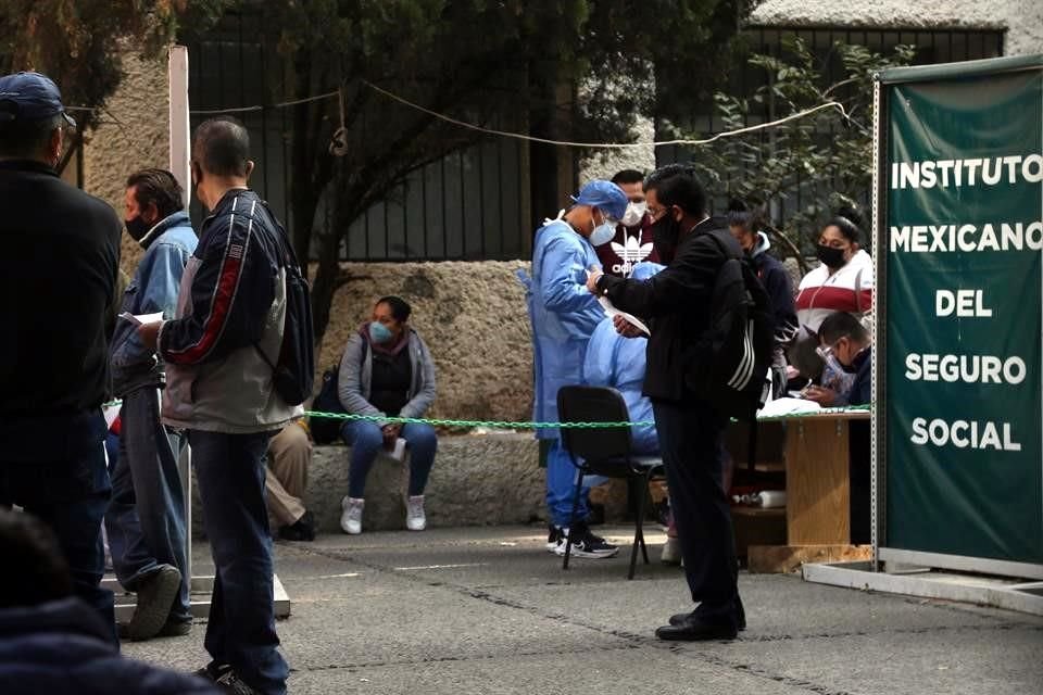 El IMSS informó que si un paciente tiene Covid leve, se quede en casa, ya que dan prioridad a los enfermos graves.