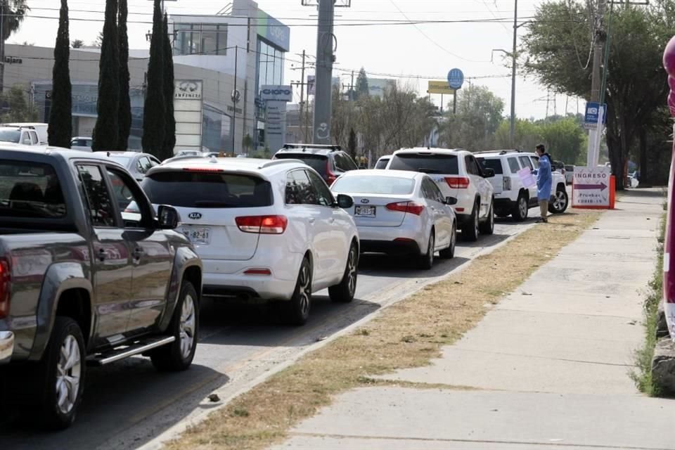 En los drive thru de la ciudad hay largas filas por pruebas Covid.