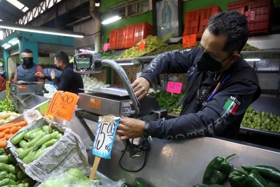 Profeco realizó hoy un operativo de calibración de básculas en el Abastos.