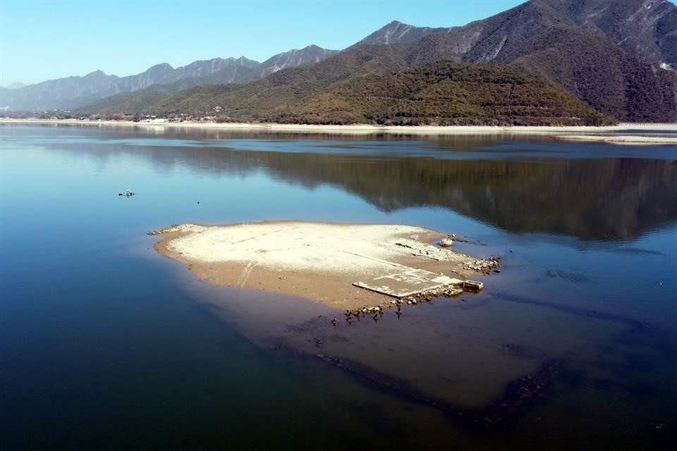 Cimientos, lozas y hasta parte de una alberca de una antigua posada son visibles en el embalse de Santiago.