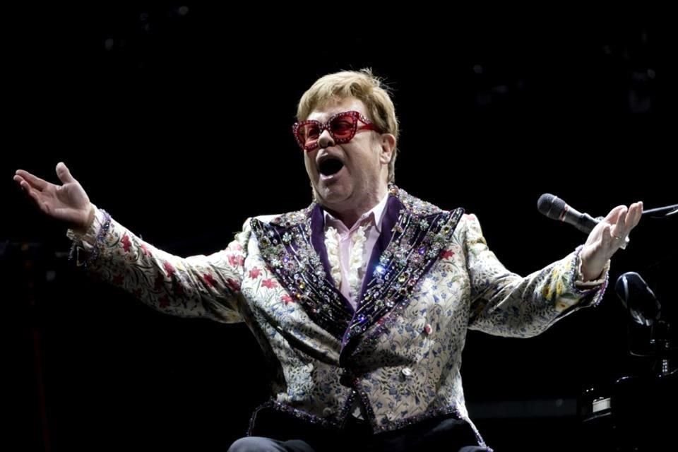 Tras dos años sin conciertos, Elton John regresó a los escenarios con su gira 'Farewell Yellow Brick Road'.