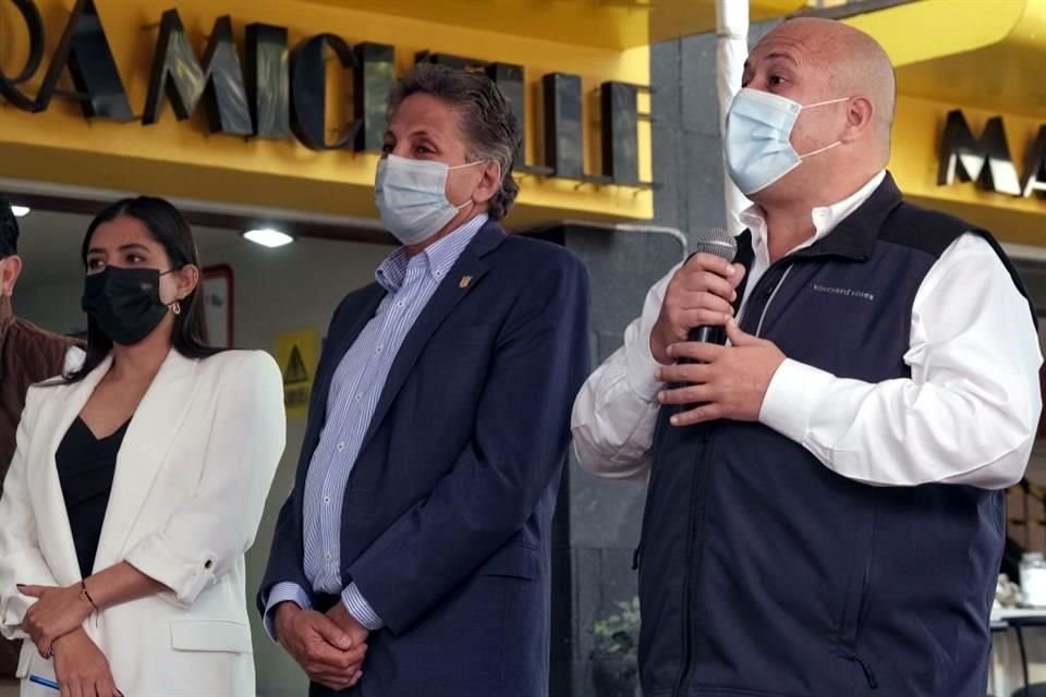 El Alcalde Juan José Frangie en un evento con el Gobernador Enrique Alfaro en el Mercado del Mar, el miércoles.