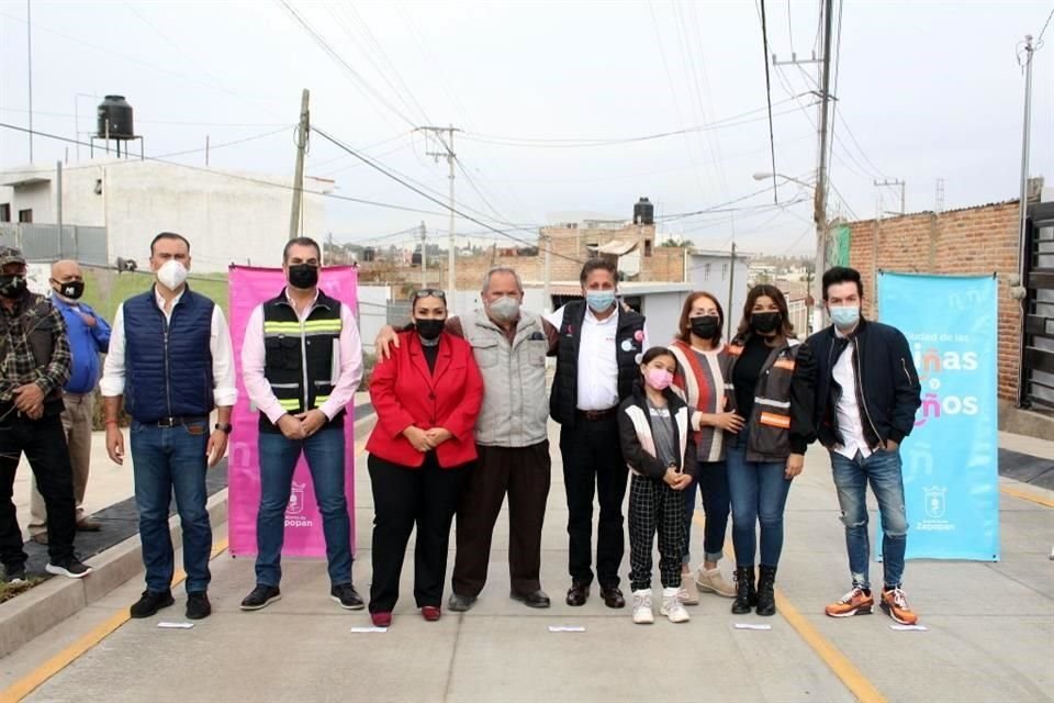 Ayer, en visita a una colonia, Frangie abrazó a ciudadanos. Este mismo día Alfaro revela que dio positivo a Covid-19. Tras su anuncio, el Alcalde se hizo la prueba e informaron que fue negativa.