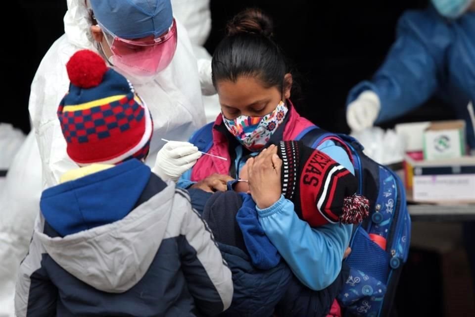 Los contagios detectados no se atribuyen al regreso presencial a clases, pues el virus tarda en incubar de 5 a 7 días.