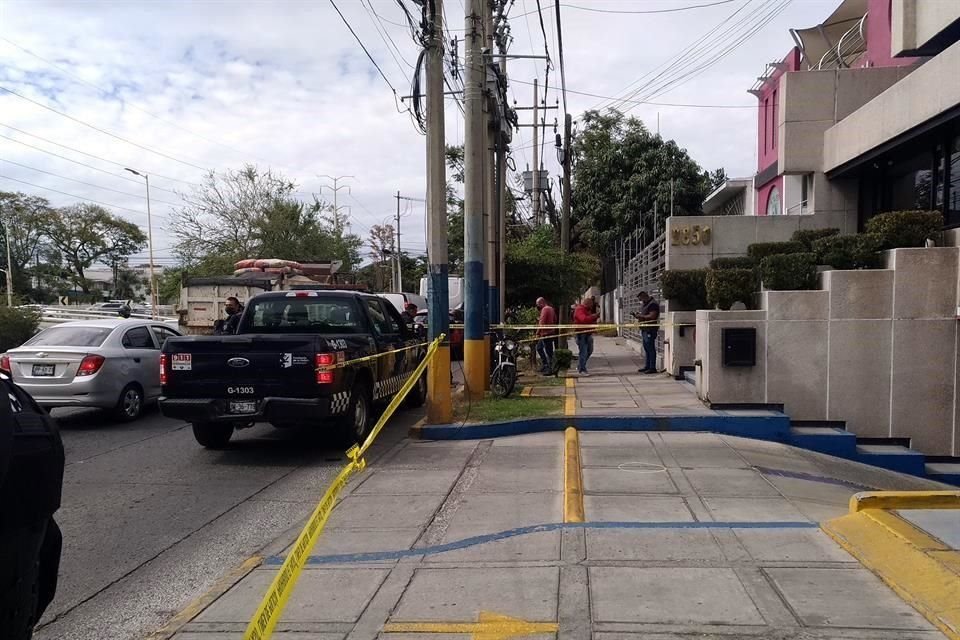 Juan José Soltero Meza, abogado relacionado con Morena y el ex candidato a la Guberbatura Carlos Lomelí, fue baleado afuera de sus oficinas, en Guadalajara.