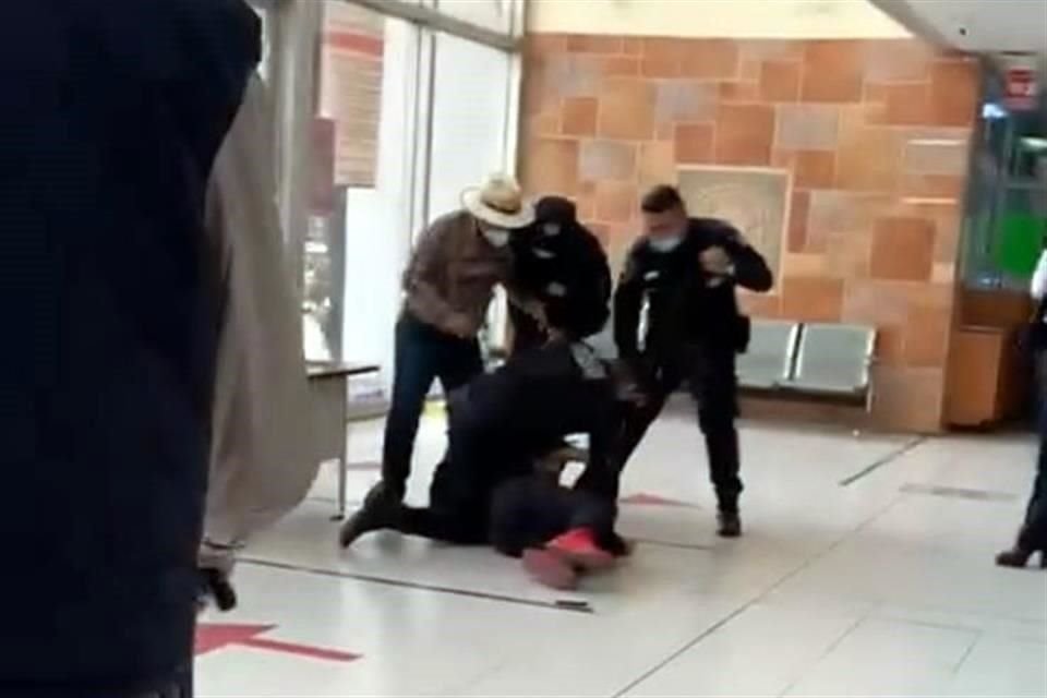 El miércoles, guardias del Centro Médico agredieron a un hombre con problemas renales.